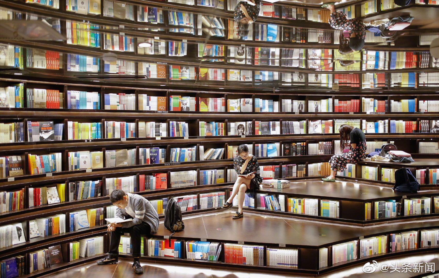 Best world books. Лавки с авторскими книгами. World book. World book Day. Zhongshuge bookstore, Ханчжоу, Китай люди.